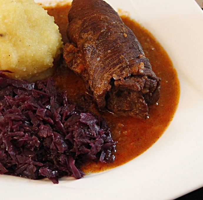 Rinderrouladen mit Rotkohl und Klößen
