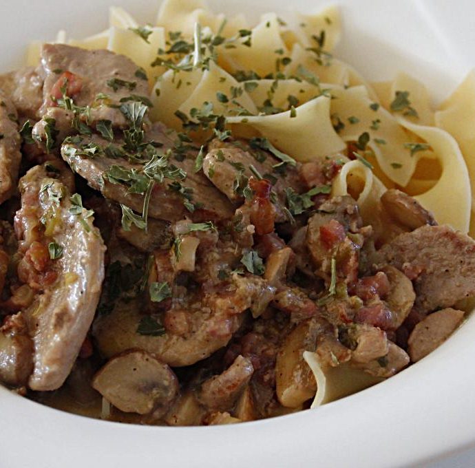 Schweinefilet mit Bandnudeln in Pilz-Sahne-Sauce