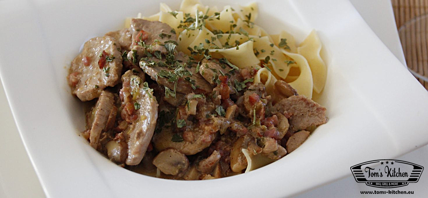 Schweinefilet mit Bandnudeln in Pilz-Sahne-Sauce