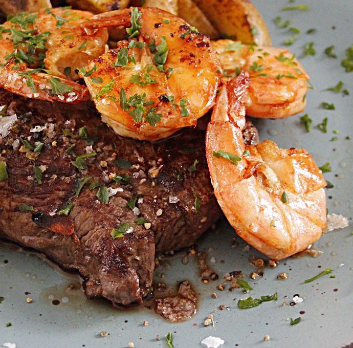 Surf&Turf von Rindfleisch und Garnelen mit Kartoffelspalten