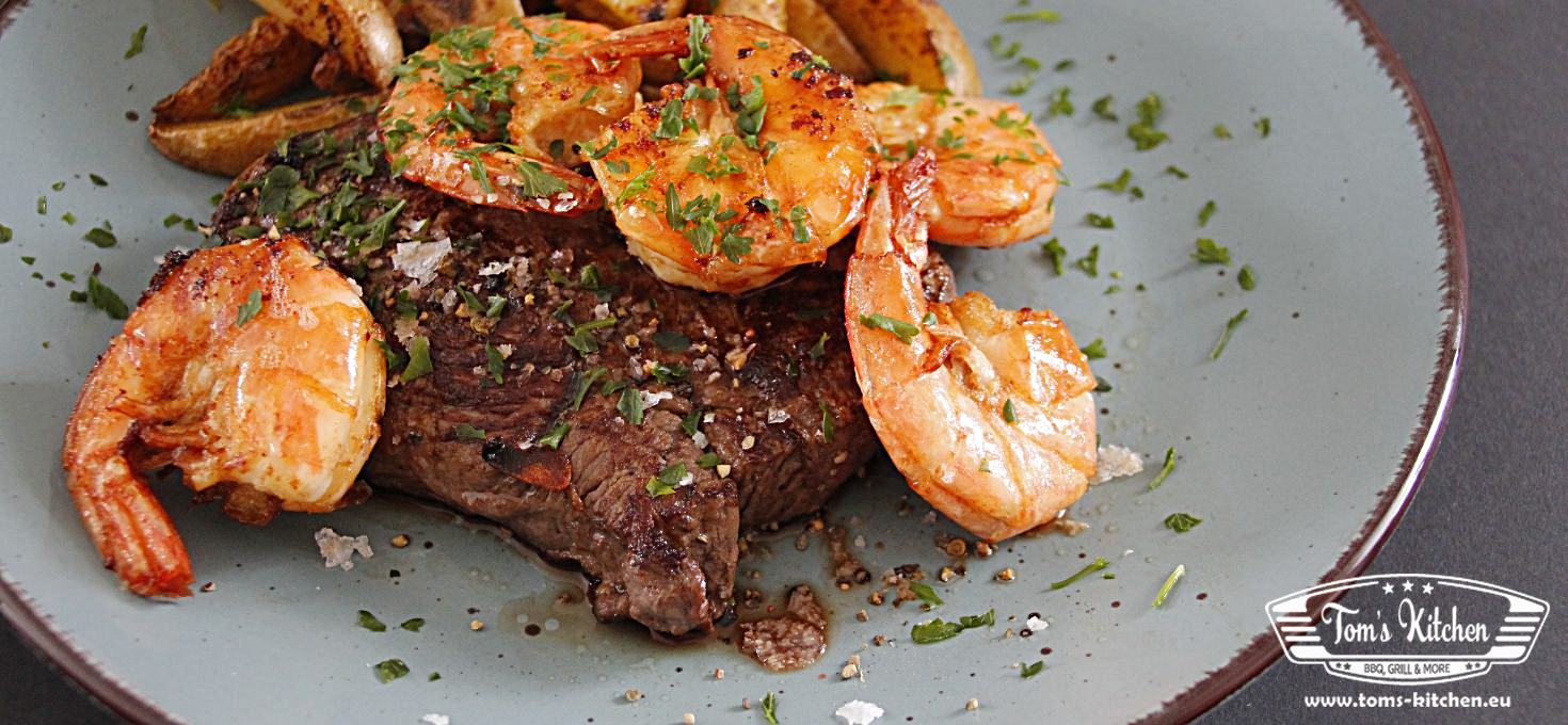 Surf&Turf von Rindfleisch und Garnelen mit Kartoffelspalten