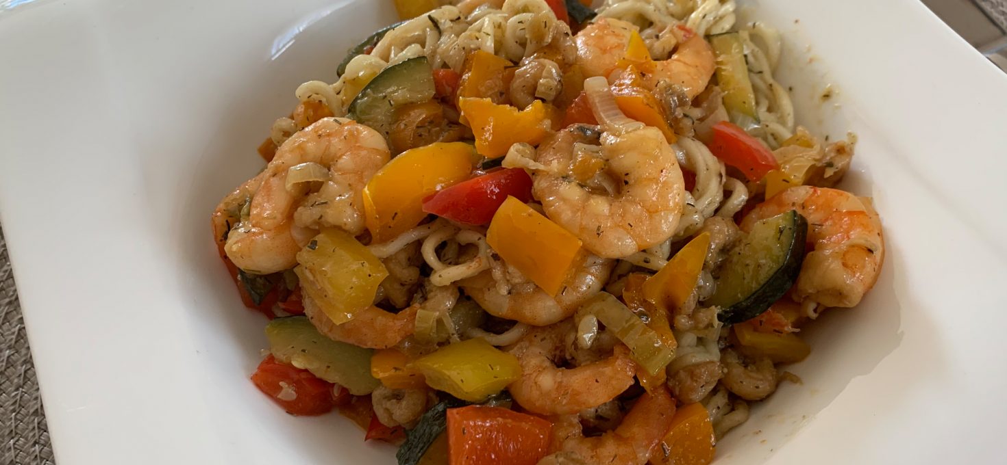 Gemüsepfanne mit Shrimps und gebratenen Nudeln