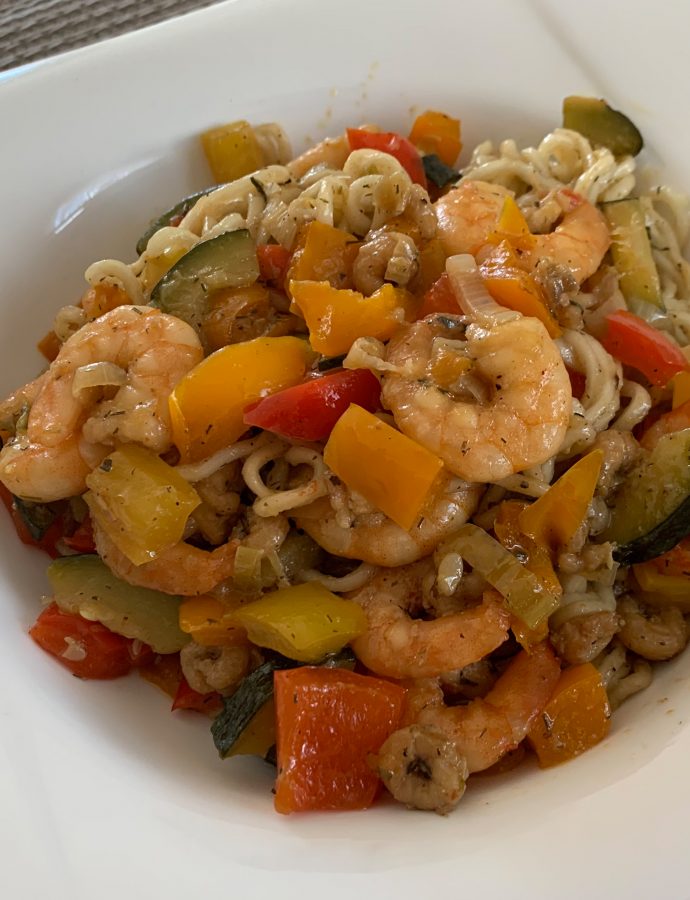 Gemüsepfanne mit Shrimps und gebratenen Nudeln