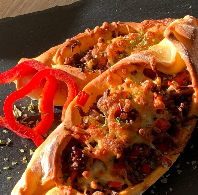 Pide – oder auch einfach nur Teigschiffchen mit Hackfleisch