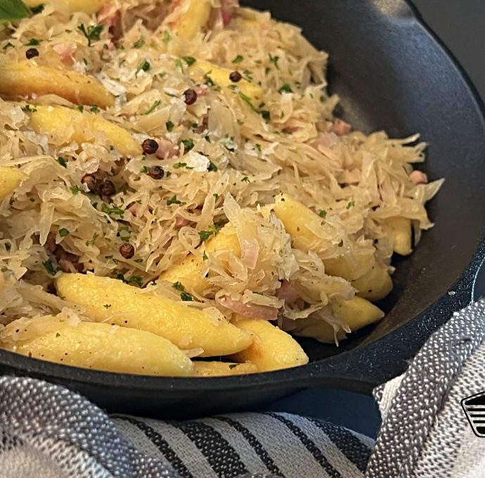 Schupfnudel-Pfanne mit Sauerkraut