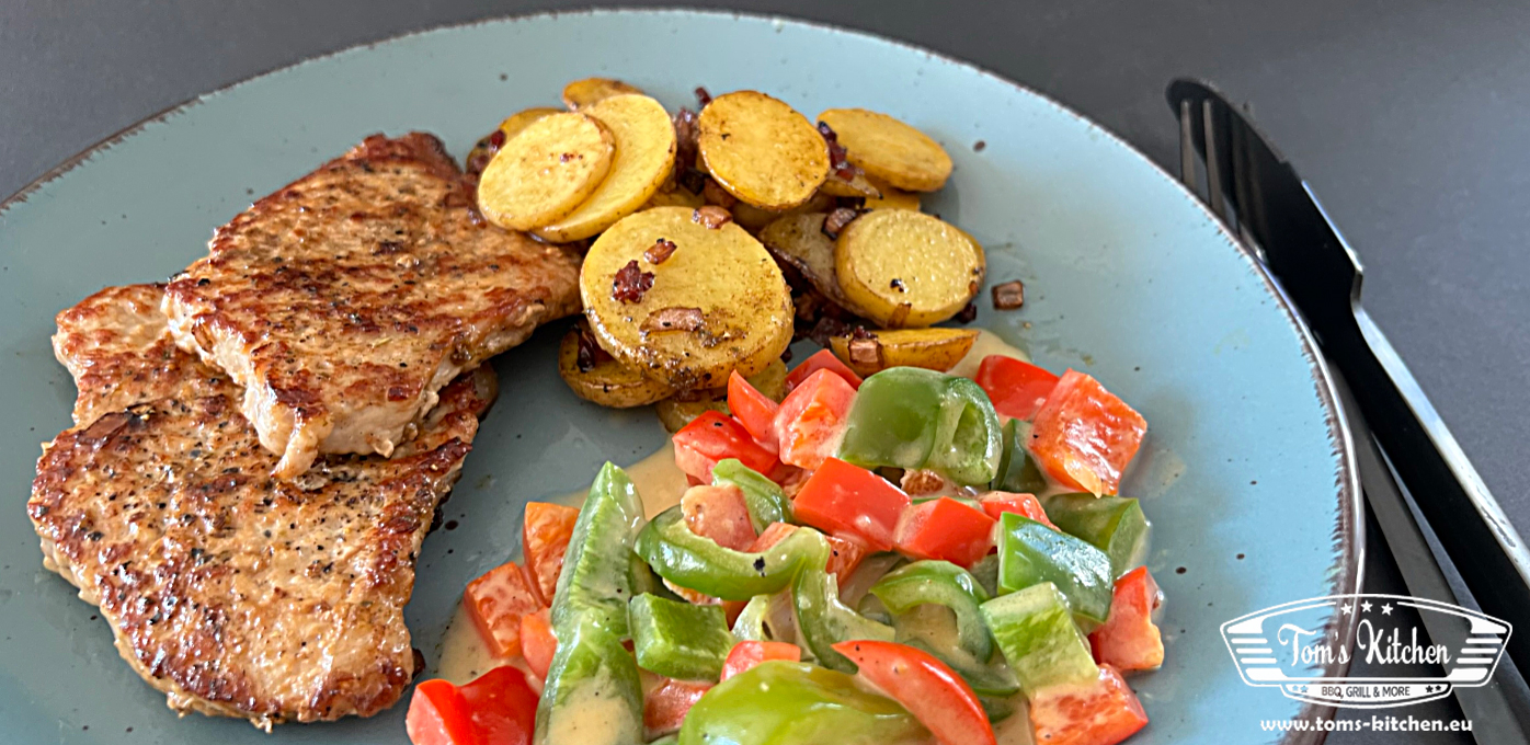 Schweinerückensteak mit Bratkartoffeln und Paprikagemüse
