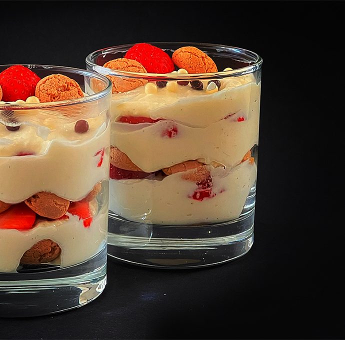 Erdbeer-Quark-Dessert mit Amarettini